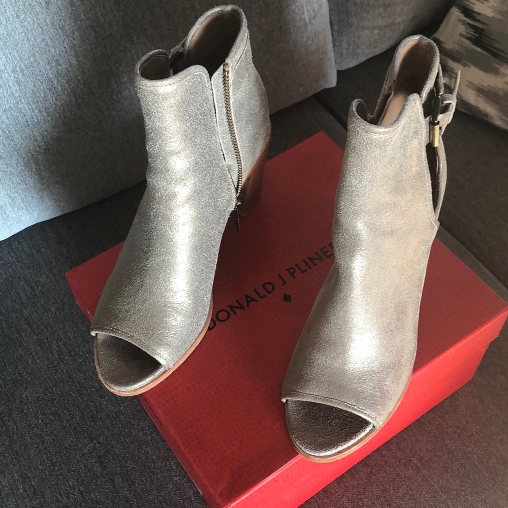 Gorgeous Donald J. Pliner Bronze Cracked Metallic Bootie Sandals